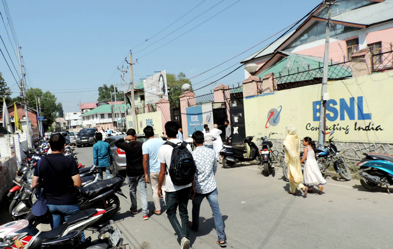 People throng BSNL in Srinagar to activate their surrendered land line phones on Friday.(UNI) People throng BSNL in Srinagar to activate their surrendered land line phones on Friday.(UNI)