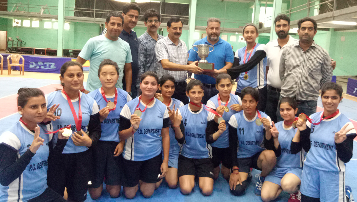 Winners of Inter-Collegiate (Women) Kabaddi Tournament posing alongwith dignitaries and officials on Friday. Winners of Inter-Collegiate (Women) Kabaddi Tournament posing alongwith dignitaries and officials on Friday.
