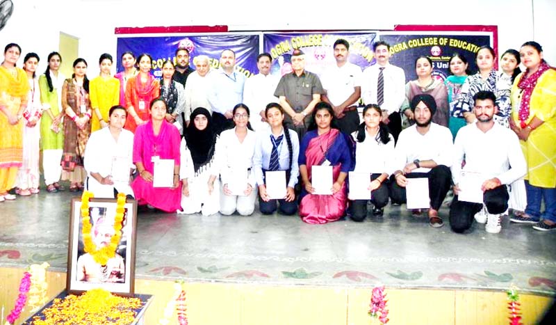 Winners of seminar and dignitaries posing for group photograph. Winners of seminar and dignitaries posing for group photograph.
