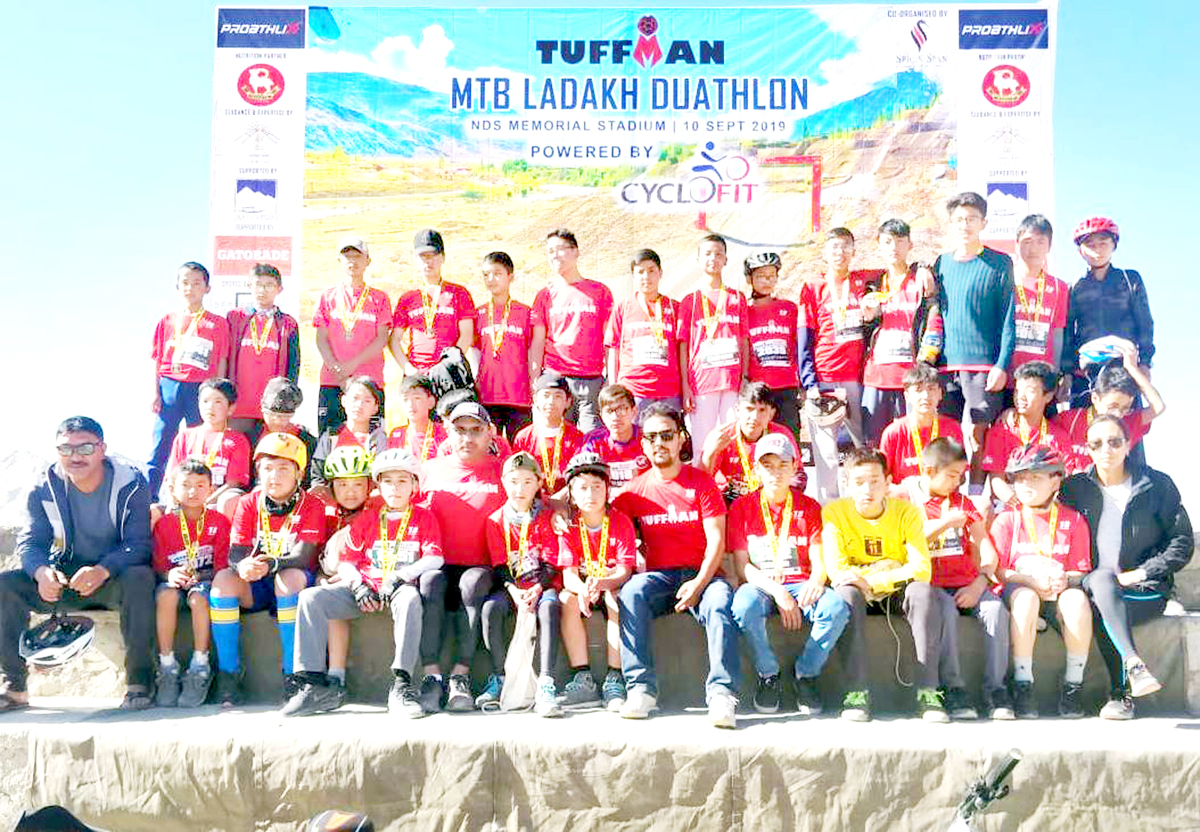 Participants posing for a group photograph after taking part in World’s Highest Daulthon. -Excelsior/Morup Stanzin Participants posing for a group photograph after taking part in World’s Highest Daulthon. -Excelsior/Morup Stanzin