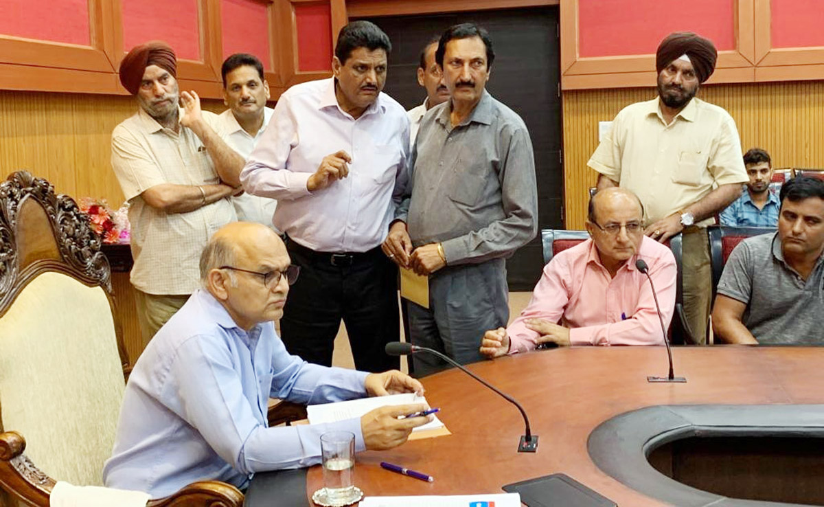 Deputation of Hot Mix Plant Holders Association taking up issues with with Advisor KK Sharma. Deputation of Hot Mix Plant Holders Association taking up issues with with Advisor KK Sharma.