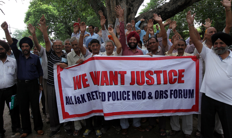 Members of Non-Gazetted Police Pensioners Welfare Forum raising slogans during protest at Jammu on Thursday. —Excelsior/Rakesh Members of Non-Gazetted Police Pensioners Welfare Forum raising slogans during protest at Jammu on Thursday. —Excelsior/Rakesh