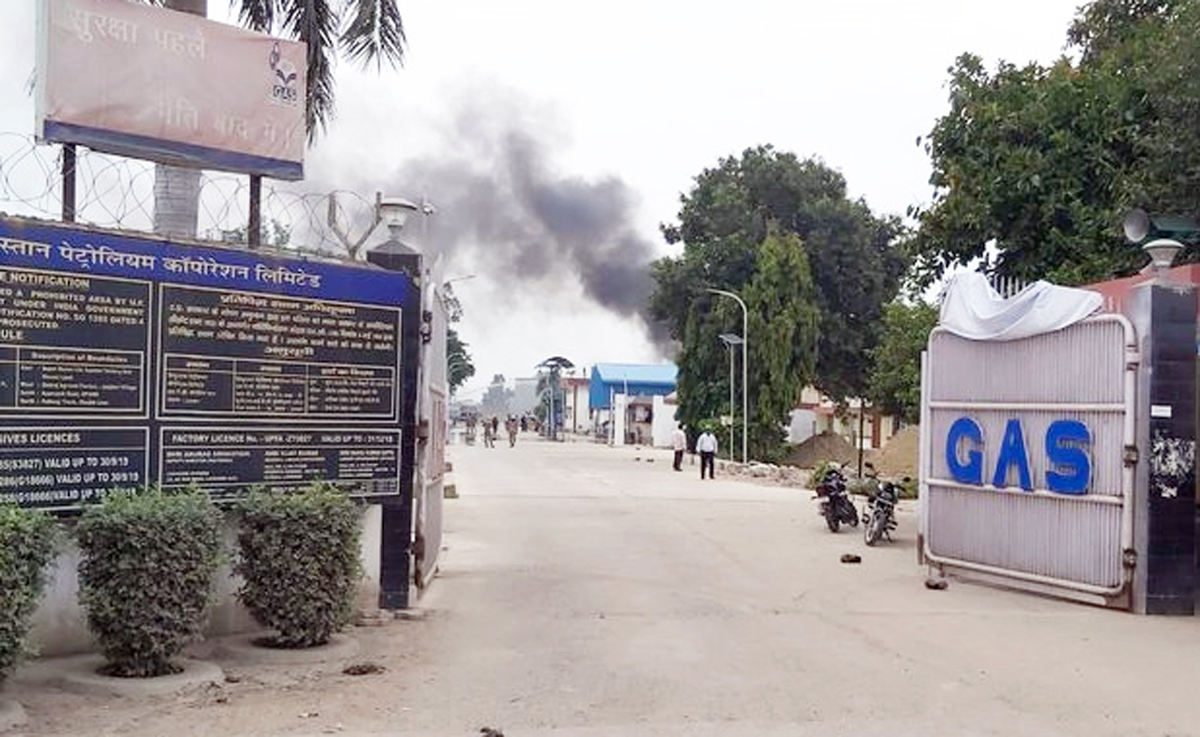 A gas tank has exploded at Hindustan Petroleum Corporation Plant in Unnao. A gas tank has exploded at Hindustan Petroleum Corporation Plant in Unnao.