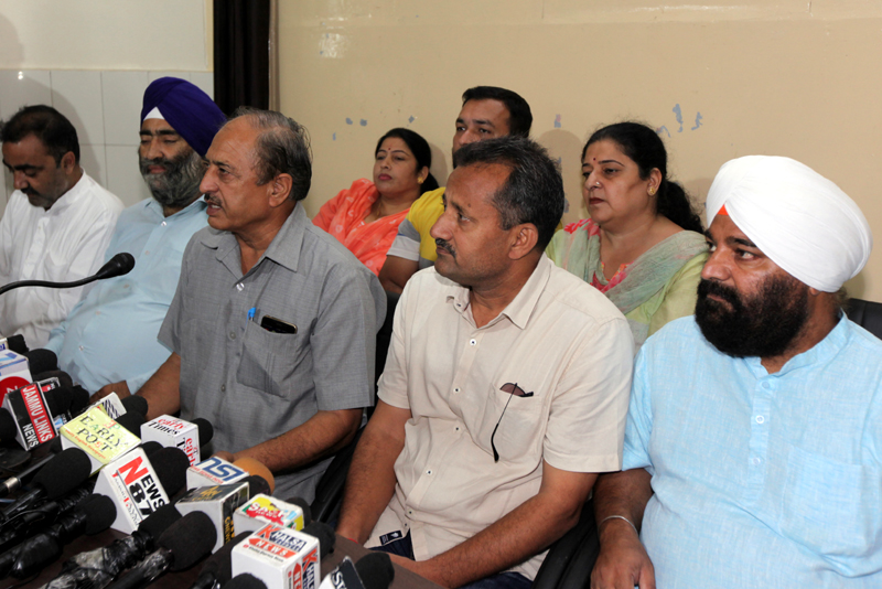 Independent Councillors of JMC addressing a press conference at Jammu on Tuesday. -Excelsior/Rakesh Independent Councillors of JMC addressing a press conference at Jammu on Tuesday. -Excelsior/Rakesh