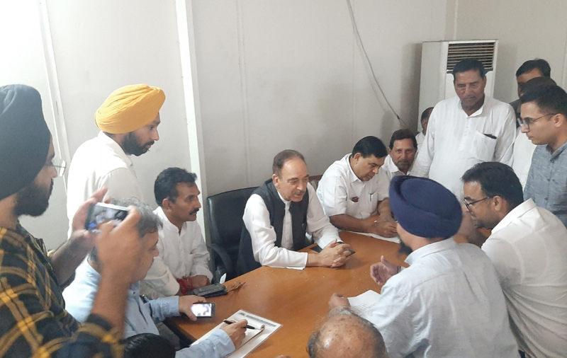 Students delegation discussing issues with Ghulam Nabi Azad at Jammu. Students delegation discussing issues with Ghulam Nabi Azad at Jammu.