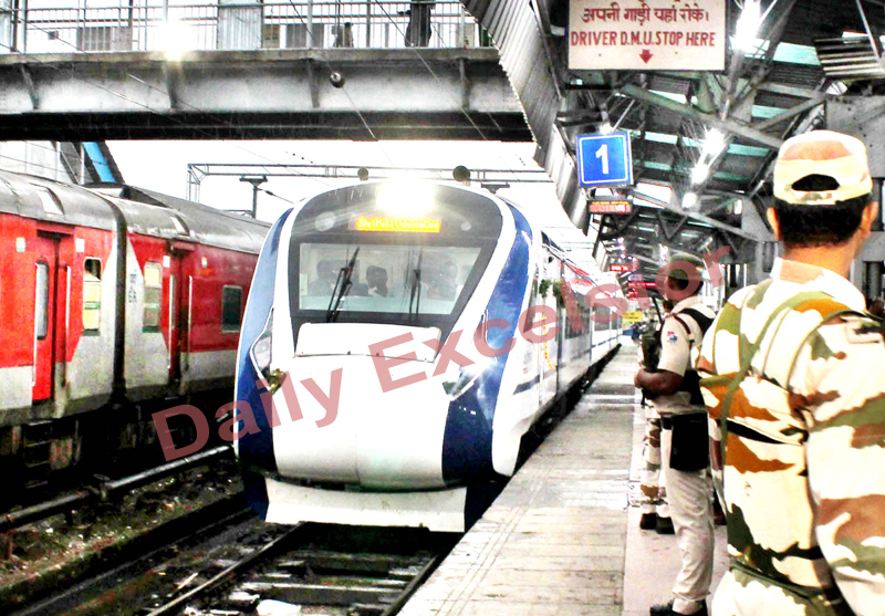 'Vande Bharat' train reaches Jammu on Thursday. -Excelsior/Rakesh 'Vande Bharat' train reaches Jammu on Thursday. -Excelsior/Rakesh