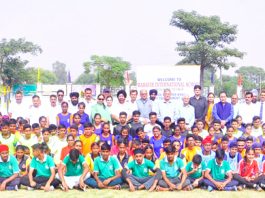 Young Kho-Kho players posing along with dignitaries and officials during inauguration of CBSE Cluster XVIII Kho-Kho Tournament.