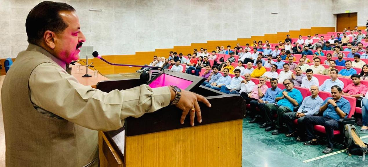 Union Minister Dr Jitendra Singh delivering a lecture on Article 370, amidst protests, at Jawaharlal Nehru (JNU) , New Delhi on Thursday. Union Minister Dr Jitendra Singh delivering a lecture on Article 370, amidst protests, at Jawaharlal Nehru (JNU) , New Delhi on Thursday.