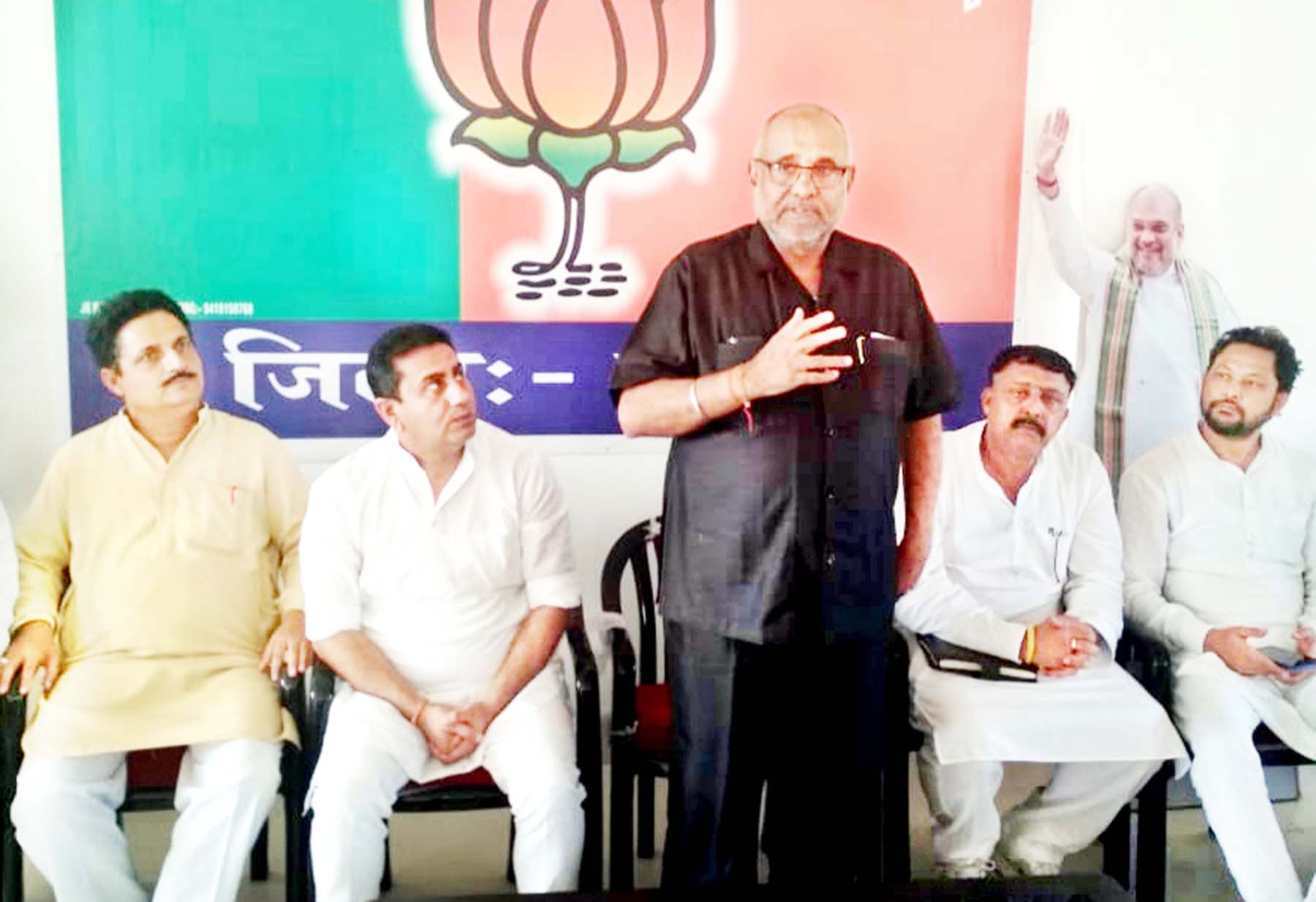 BJP national vice president Avinash Rai Khanna addressing a meeting at Kathua on Sunday. BJP national vice president Avinash Rai Khanna addressing a meeting at Kathua on Sunday.