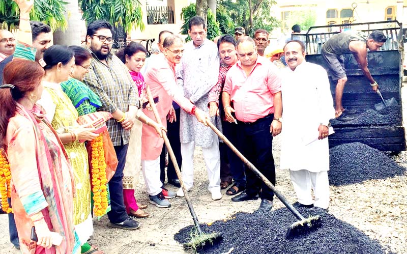 Former Deputy CM, Kavinder Gupta kick starting blacktopping in Channi Himmat. Former Deputy CM, Kavinder Gupta kick starting blacktopping in Channi Himmat.