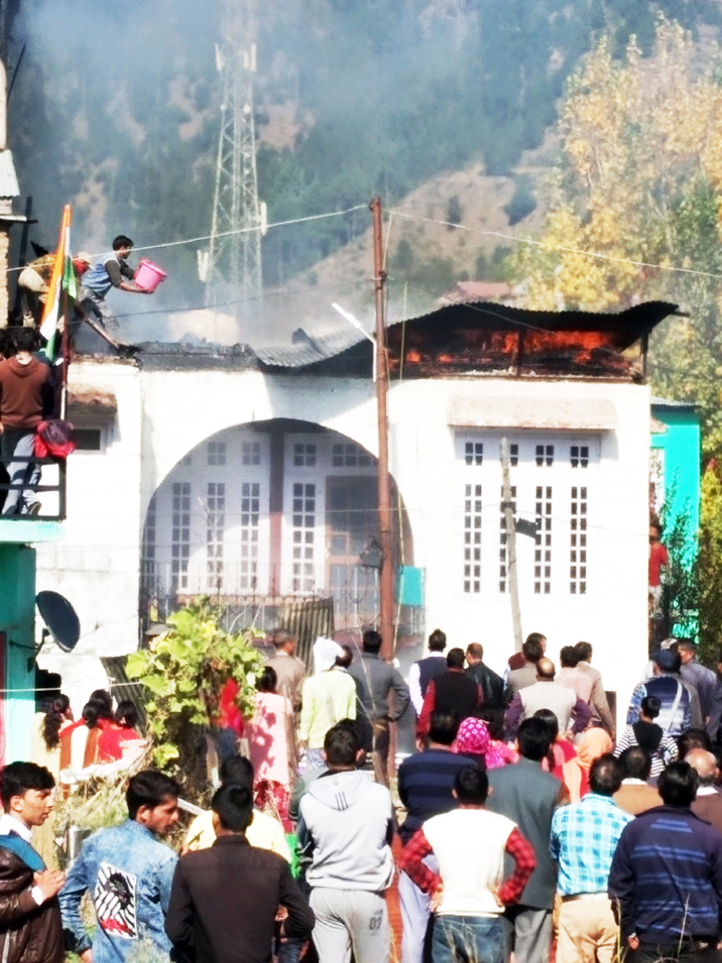 Locals engaged in dousing fire which broke out in a multi storey house at Bhadarwah. -Excelsior/Tilak Raj Locals engaged in dousing fire which broke out in a multi storey house at Bhadarwah. -Excelsior/Tilak Raj