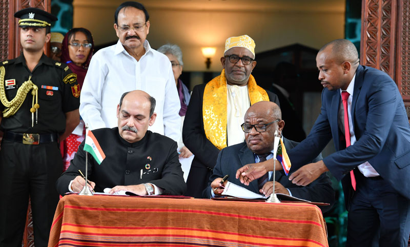Vice President M Venkaiah Naidu and Comoros President Azali Assoumani witnessing the exchange of agreements, Moroni, Comoros on Friday. (UNI) Vice President M Venkaiah Naidu and Comoros President Azali Assoumani witnessing the exchange of agreements, Moroni, Comoros on Friday. (UNI)