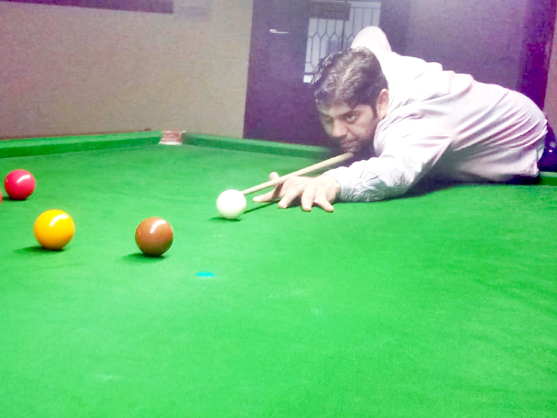 Cueist Ishuk Choudhary aiming at target during his quarterfinal match in Senior Snooker at Billiards Hall, MA Stadium, Jammu on Tuesday. -Excelsior/Rakesh Cueist Ishuk Choudhary aiming at target during his quarterfinal match in Senior Snooker at Billiards Hall, MA Stadium, Jammu on Tuesday. -Excelsior/Rakesh