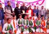SDM Ramnagar presenting memento to participants of World Heritage Week.