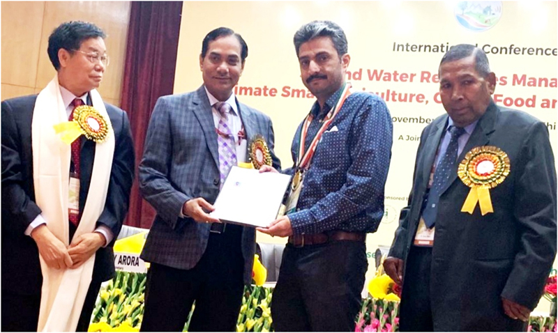 Dr Vivak M Arya receiving best scientist award from Prof Trilochan Mohapatra, Director General, ICAR & Secretary, DARE, New Delhi. Dr Vivak M Arya receiving best scientist award from Prof Trilochan Mohapatra, Director General, ICAR & Secretary, DARE, New Delhi.
