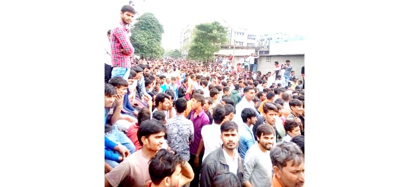 Chenab Textile Mills workers protesting at Kathua on Wednesday. -Excelsior/Pardeep Chenab Textile Mills workers protesting at Kathua on Wednesday. -Excelsior/Pardeep