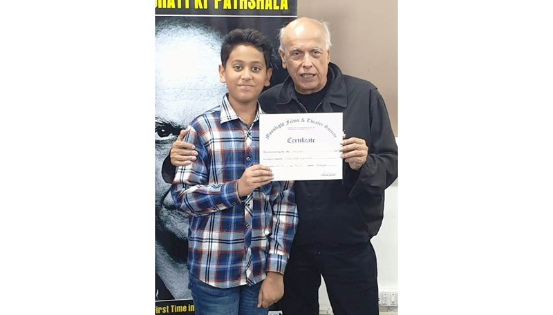 Young artist of Natrang Jammu, Abir Beri, receiving certificate from filmmaker Mahesh Bhatt in Mumbai. Young artist of Natrang Jammu, Abir Beri, receiving certificate from filmmaker Mahesh Bhatt in Mumbai.