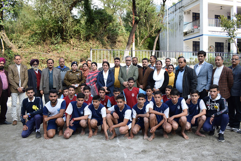 Advisor Farooq Khan posing for group photograph at Panchayat Aghar Jitto on Thursday. Advisor Farooq Khan posing for group photograph at Panchayat Aghar Jitto on Thursday.