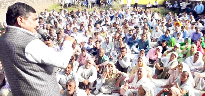 West Pakistan Refugee leader, Labba Ram Gandhi, addressing refugees at Swankha Morh in Samba district. West Pakistan Refugee leader, Labba Ram Gandhi, addressing refugees at Swankha Morh in Samba district.