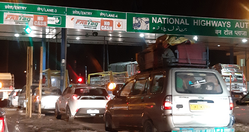 Vehicles passing through FASTag lanes at Ban Toll Plaza. —Excelsior/Rakesh Vehicles passing through FASTag lanes at Ban Toll Plaza. —Excelsior/Rakesh