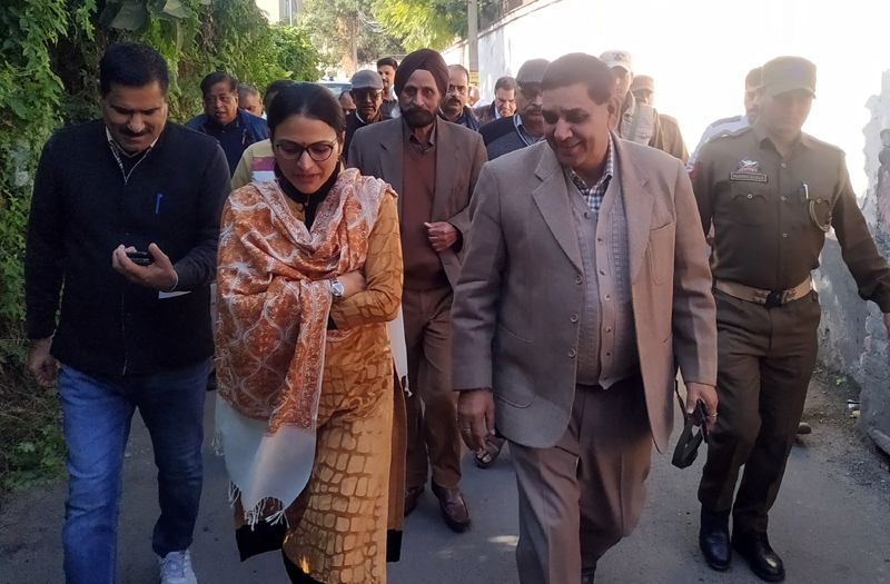 Mayor JMC Chander Mohan Gupta along with DC Jammu Sushma Chouhan on way to new Mohinder Nagar in Ward No 14. Mayor JMC Chander Mohan Gupta along with DC Jammu Sushma Chouhan on way to new Mohinder Nagar in Ward No 14.