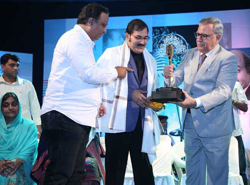 Advisor Farooq Khan presenting award to Anand Milind on Wednesday. Advisor Farooq Khan presenting award to Anand Milind on Wednesday.
