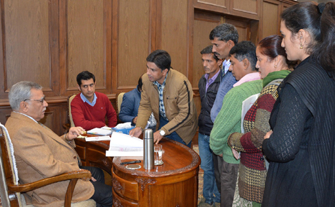 Advisor Farooq Khan interacting with a delegation. Advisor Farooq Khan interacting with a delegation.
