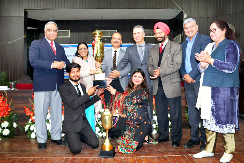 Dignitaries presenting trophy to students on Friday. Dignitaries presenting trophy to students on Friday.