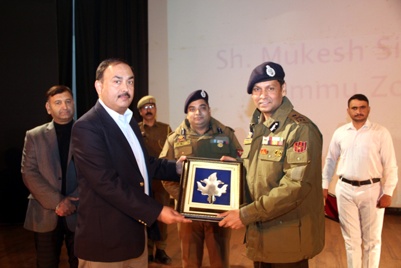 Director SKPA Udhampur Dr SDS Jamwal presenting memento to IGP Jammu Mukesh Singh. Director SKPA Udhampur Dr SDS Jamwal presenting memento to IGP Jammu Mukesh Singh.