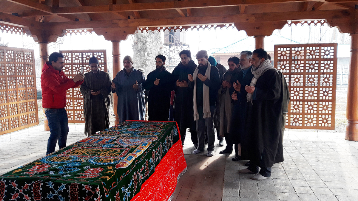People offering prayers at the grave of Mufti Sayeed on Tuesday. -Excelsior/Sajad Dar People offering prayers at the grave of Mufti Sayeed on Tuesday. -Excelsior/Sajad Dar