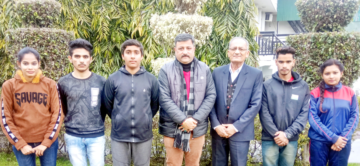 Sport Climbers posing along with chief guest, Zorawar Singh and other dignitaries during flag off function in Jammu. Sport Climbers posing along with chief guest, Zorawar Singh and other dignitaries during flag off function in Jammu.