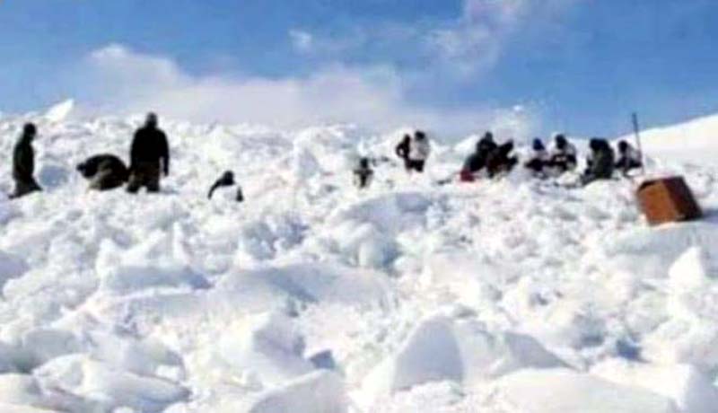 Security personnel during rescue operation for jawans in Drass, Kargil. -Excelsior/Basharat Ladakhi Security personnel during rescue operation for jawans in Drass, Kargil. -Excelsior/Basharat Ladakhi