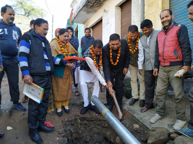 Mayor JMC, Chander Mohan Gupta kick starting laying of PHE pipes in Kacha Talab area of Bahu Fort on Monday. Mayor JMC, Chander Mohan Gupta kick starting laying of PHE pipes in Kacha Talab area of Bahu Fort on Monday.