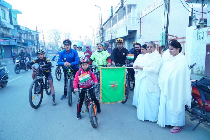 Dignitaries flagging off cyclists in Kathua. Dignitaries flagging off cyclists in Kathua.