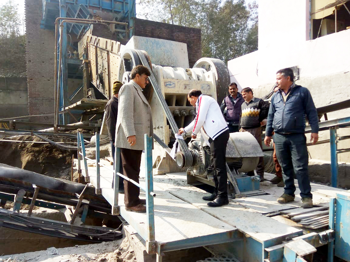 A stone crusher being sealed by officers of Geology & Mining Department in Hiranagar on Sunday. —Excelsior/Madan A stone crusher being sealed by officers of Geology & Mining Department in Hiranagar on Sunday. —Excelsior/Madan
