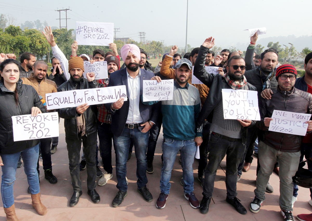 Employees engaged under SRO 202 staging protest in Jammu. —Excelsior/Rakesh Employees engaged under SRO 202 staging protest in Jammu. —Excelsior/Rakesh