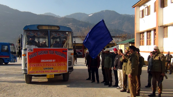 SSP Mumtaz Ahmed flagging off students for Bharat Darshan Tour from DPL Doda. -Excelsior/Tilak Raj SSP Mumtaz Ahmed flagging off students for Bharat Darshan Tour from DPL Doda. -Excelsior/Tilak Raj