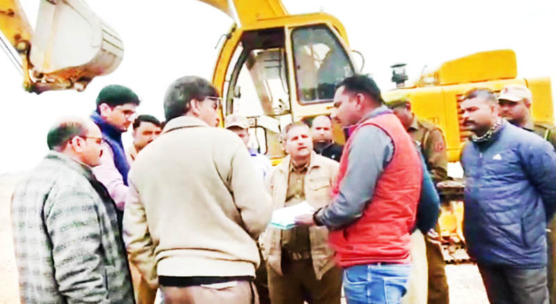 Officials of Geology & Mining Department seizing a machine in Ujh river belt which was illegally involved in mining. -Excelsior/ Pardeep Officials of Geology & Mining Department seizing a machine in Ujh river belt which was illegally involved in mining. -Excelsior/ Pardeep