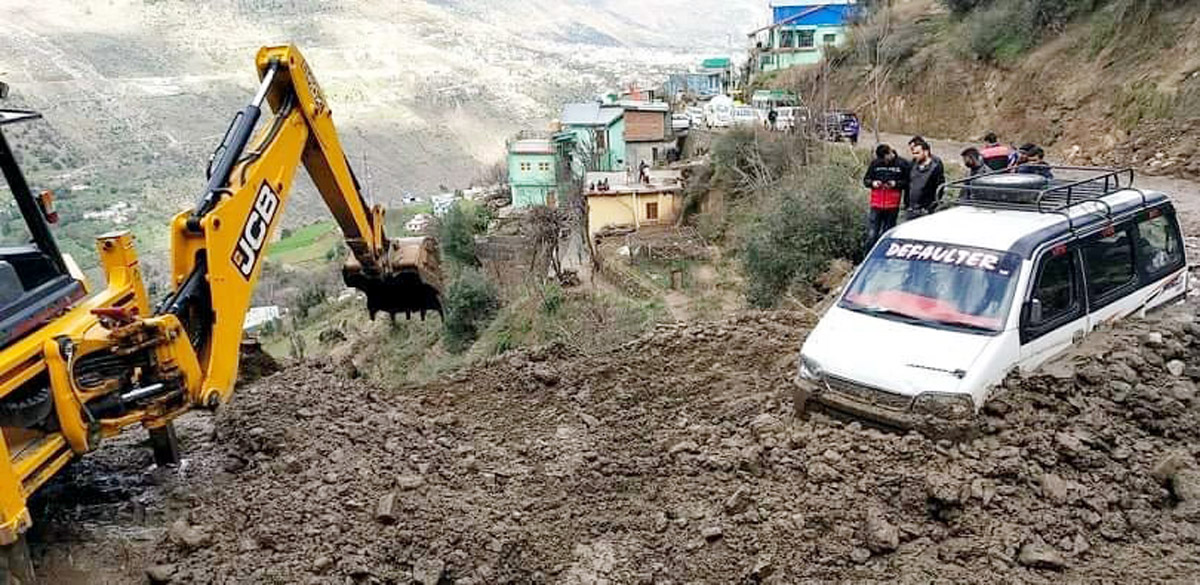 Chairman of JKUT Table Tennis Association, Ajay Sharma receiving trophy