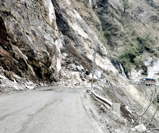 #NationalHighway closed at Hingni, Gangru in Ramsu since 9am due to landslide.