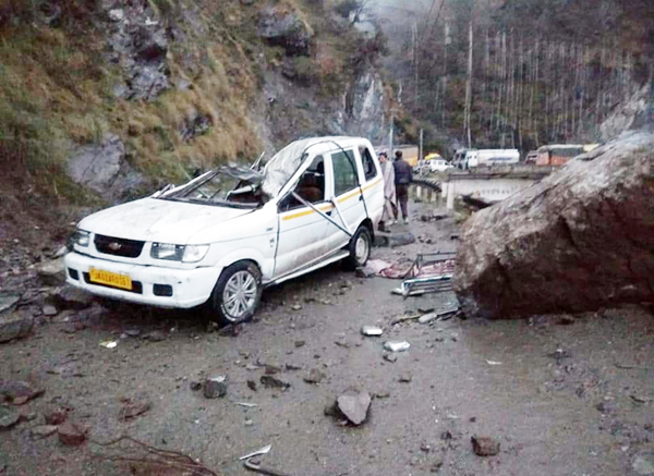 A Tavera vehicle damaged due to fall of boulder near Ramban on Saturday. —Excelsior/Parvaiz Mir A Tavera vehicle damaged due to fall of boulder near Ramban on Saturday. —Excelsior/Parvaiz Mir