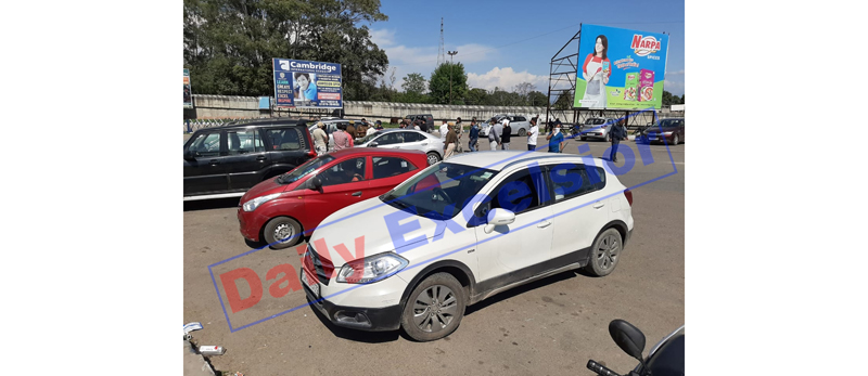 Vehicles stopped at Lakhanpur by police on Sunday. — Excelsior/Pardeep Vehicles stopped at Lakhanpur by police on Sunday. — Excelsior/Pardeep