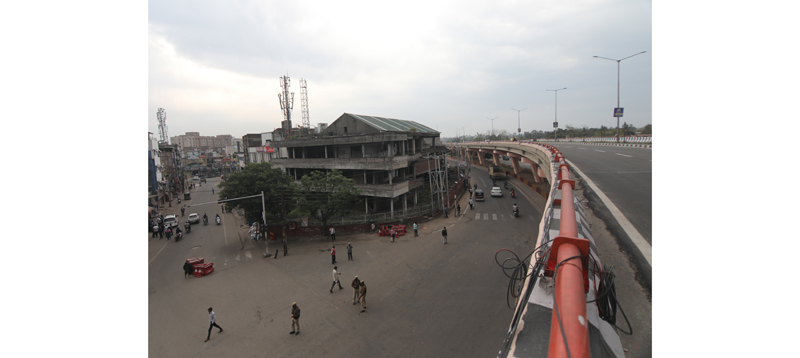 The ever-busy Jewel Chowk and flyover in Jammu city wearing deserted look on Saturday. -Excelsior/Rakesh The ever-busy Jewel Chowk and flyover in Jammu city wearing deserted look on Saturday. -Excelsior/Rakesh