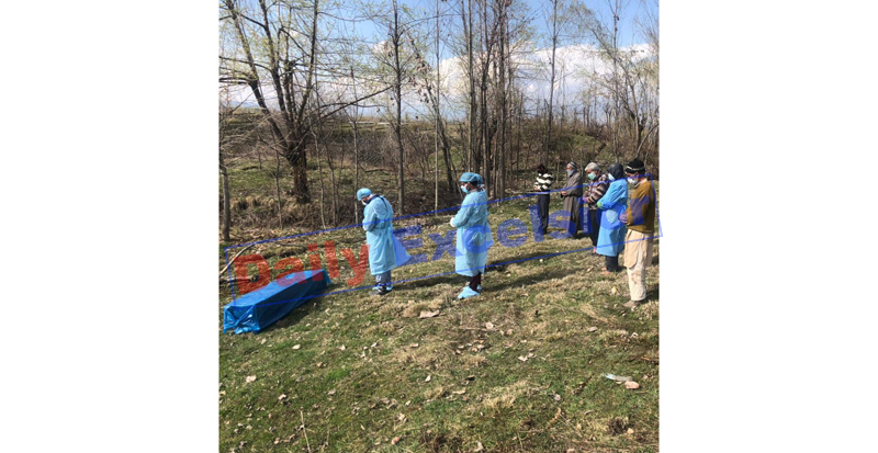 Coronavirus victim being buried on Sunday. — Excelsior/Aabid Nabi Coronavirus victim being buried on Sunday. — Excelsior/Aabid Nabi