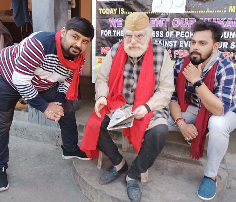 Artists of Ek Sath Rang Mandal performing solo play on noval coronavirus in Jammu. Artists of Ek Sath Rang Mandal performing solo play on noval coronavirus in Jammu.