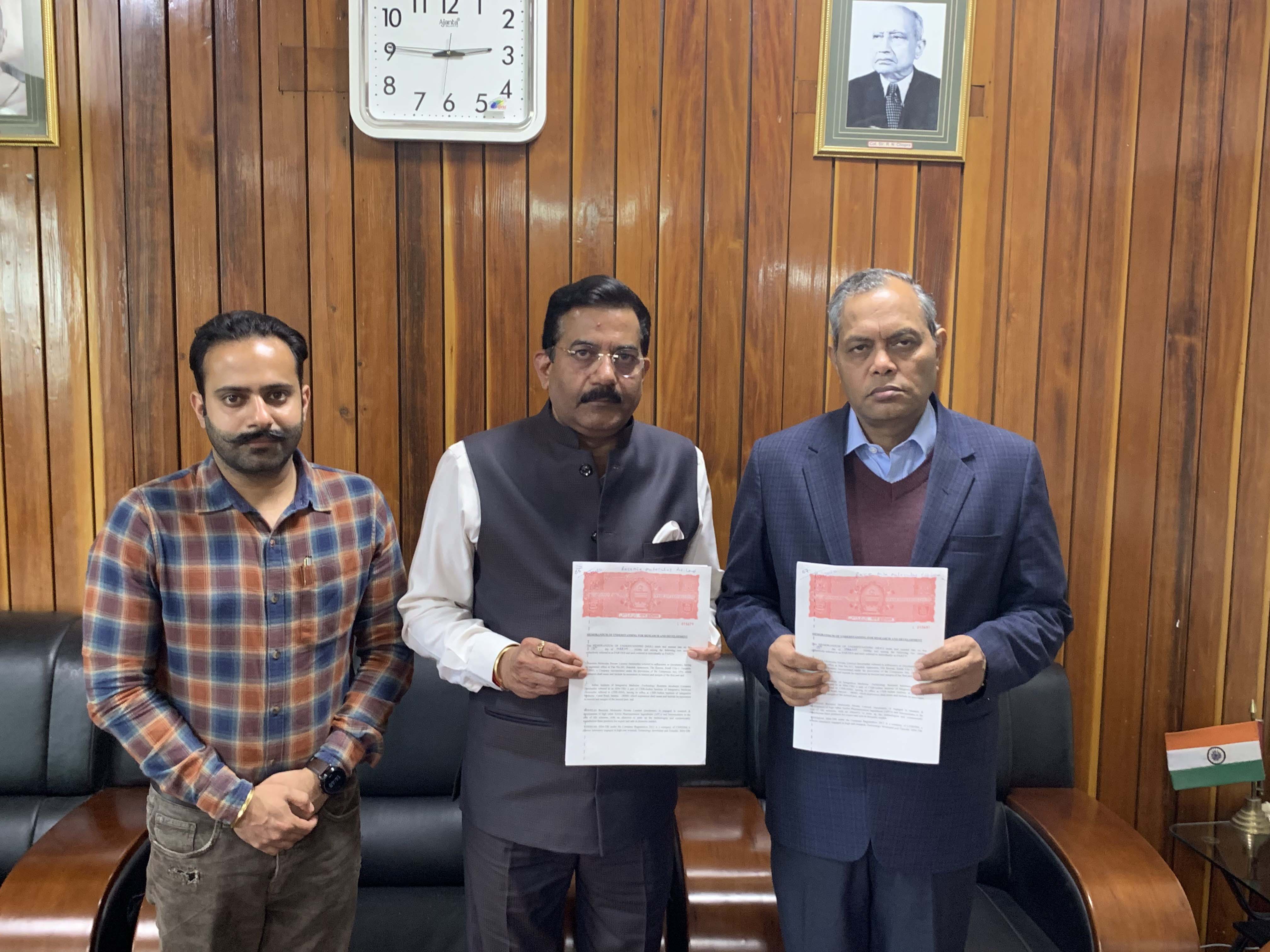 Director CSIR-IIIM Dr Ram Vishwakarama and Director M/s Racemix Molecules Pvt Ltd displaying copies of MoU . Director CSIR-IIIM Dr Ram Vishwakarama and Director M/s Racemix Molecules Pvt Ltd displaying copies of MoU .