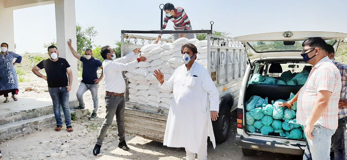 Former Minister and Senior Congress leader Raman Bhalla distributing essential items among needy in Jammu. Former Minister and Senior Congress leader Raman Bhalla distributing essential items among needy in Jammu.