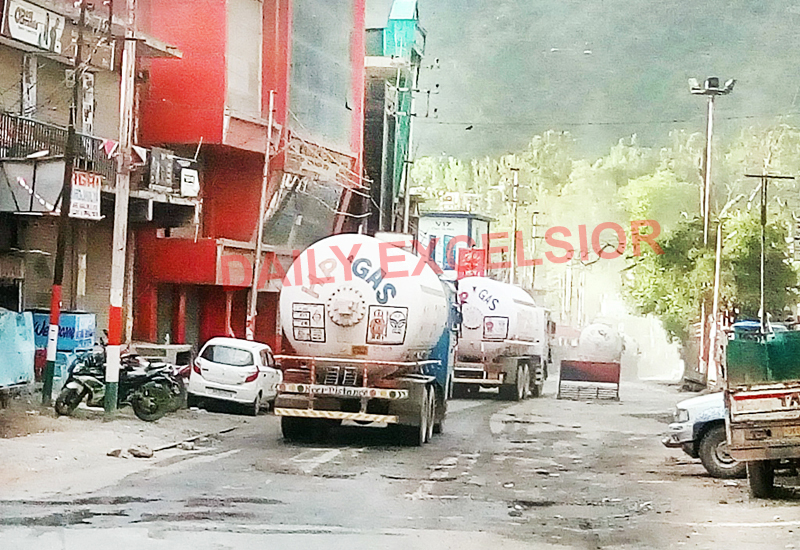 LPG tankers passing through Ramban town for Kashmir on Thursday. -Excelsior/ Parvaiz Mir LPG tankers passing through Ramban town for Kashmir on Thursday. -Excelsior/ Parvaiz Mir