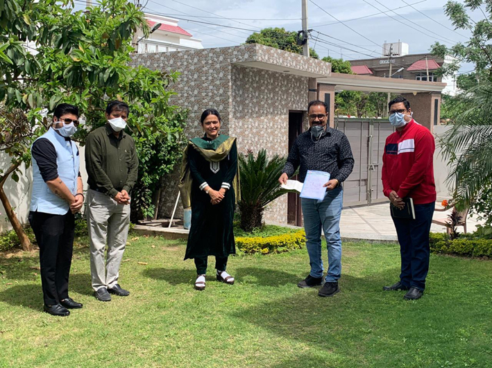 Executive members of Hardware Paint and Sanitary Dealers Association presenting cheques to DC Jammu. Executive members of Hardware Paint and Sanitary Dealers Association presenting cheques to DC Jammu.