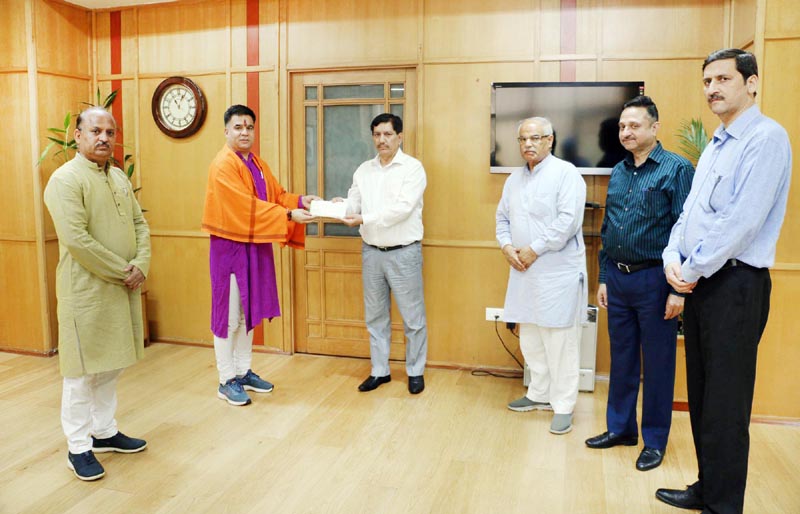 BJP J&K UT president, Ravinder Raina handing over a cheque to Chairman JK Bank R.K Chhibber at Jammu on Monday. BJP J&K UT president, Ravinder Raina handing over a cheque to Chairman JK Bank R.K Chhibber at Jammu on Monday.